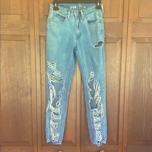 Hot Topic Hi Rise Pistol Distressed Light Wash Denim Mom Jeans Size 0